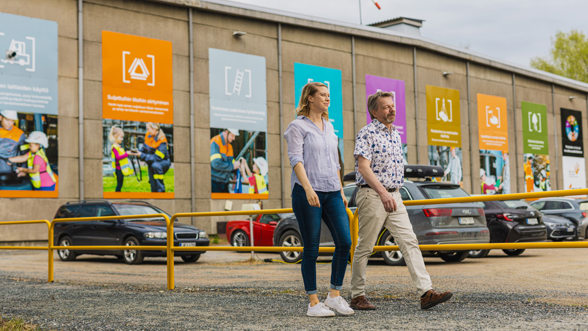 Anssi Hietanen ja Eeva Tuomi kävelevät vierekkäin ja katsovat menosuuntaan oikealle.