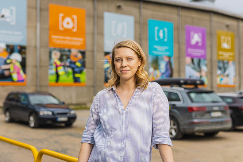 Eeva Tuomi katsoo kameraan.