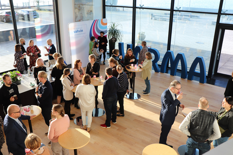 Varmalaisia toimiston aulassa keskustelemassa.