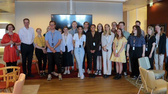 Kesätyöntekijöitä yhteiskuvassa toimitusjohtajan ja HR-päällikön kanssa Varman tiloissa.