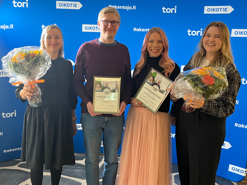 Varmalaiset yhteiskuvassa, käsissään voittotodistukset ja kukat.